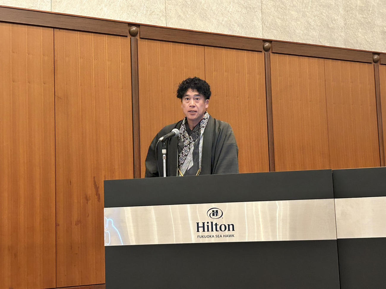 プレイボールミーティングで話をする城島CBO（撮影・鬼束羽瑠菜）