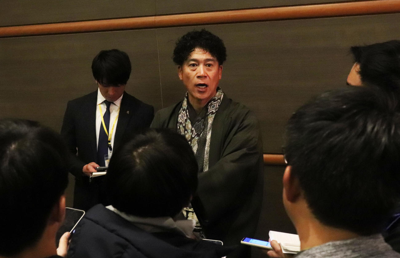 プレイボールミーティングを終え、囲み取材に応じる城島健司CBO（撮影・鬼束羽瑠菜）