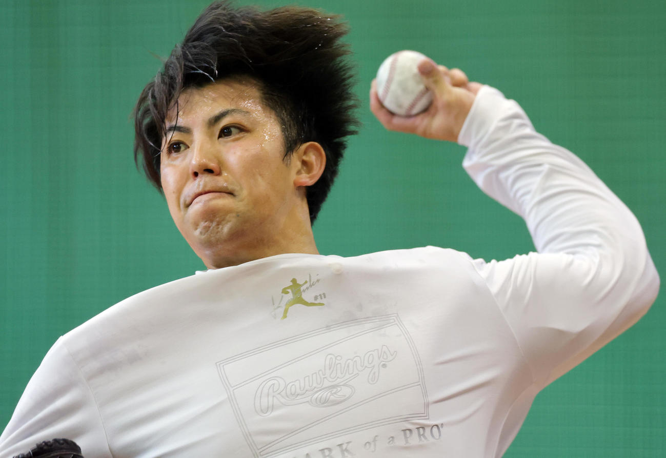 自主トレを公開しブルペンで投球するDeNA東（撮影・野上伸悟）