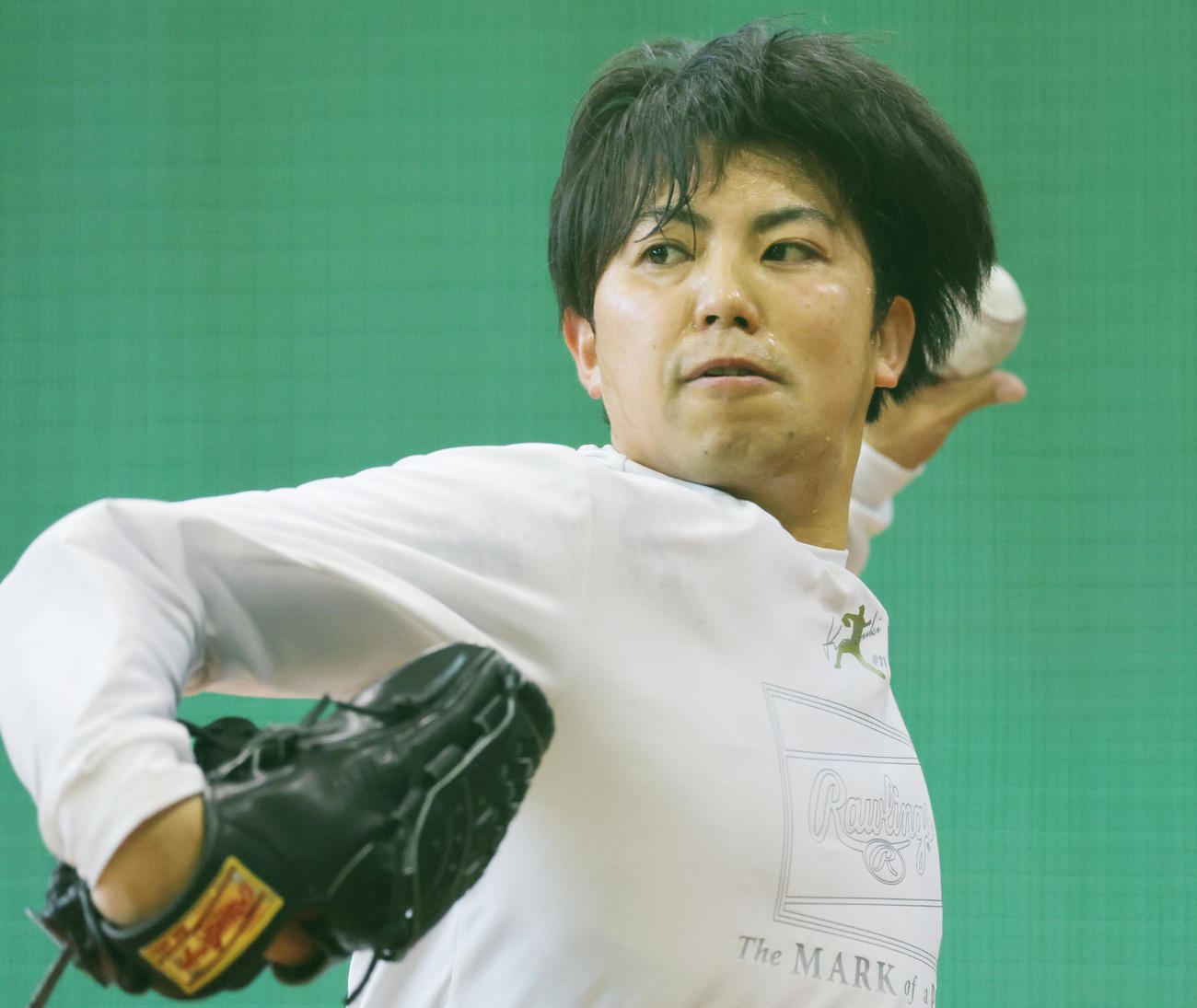 自主トレを公開しブルペンで投球するDeNA東（撮影・野上伸悟）