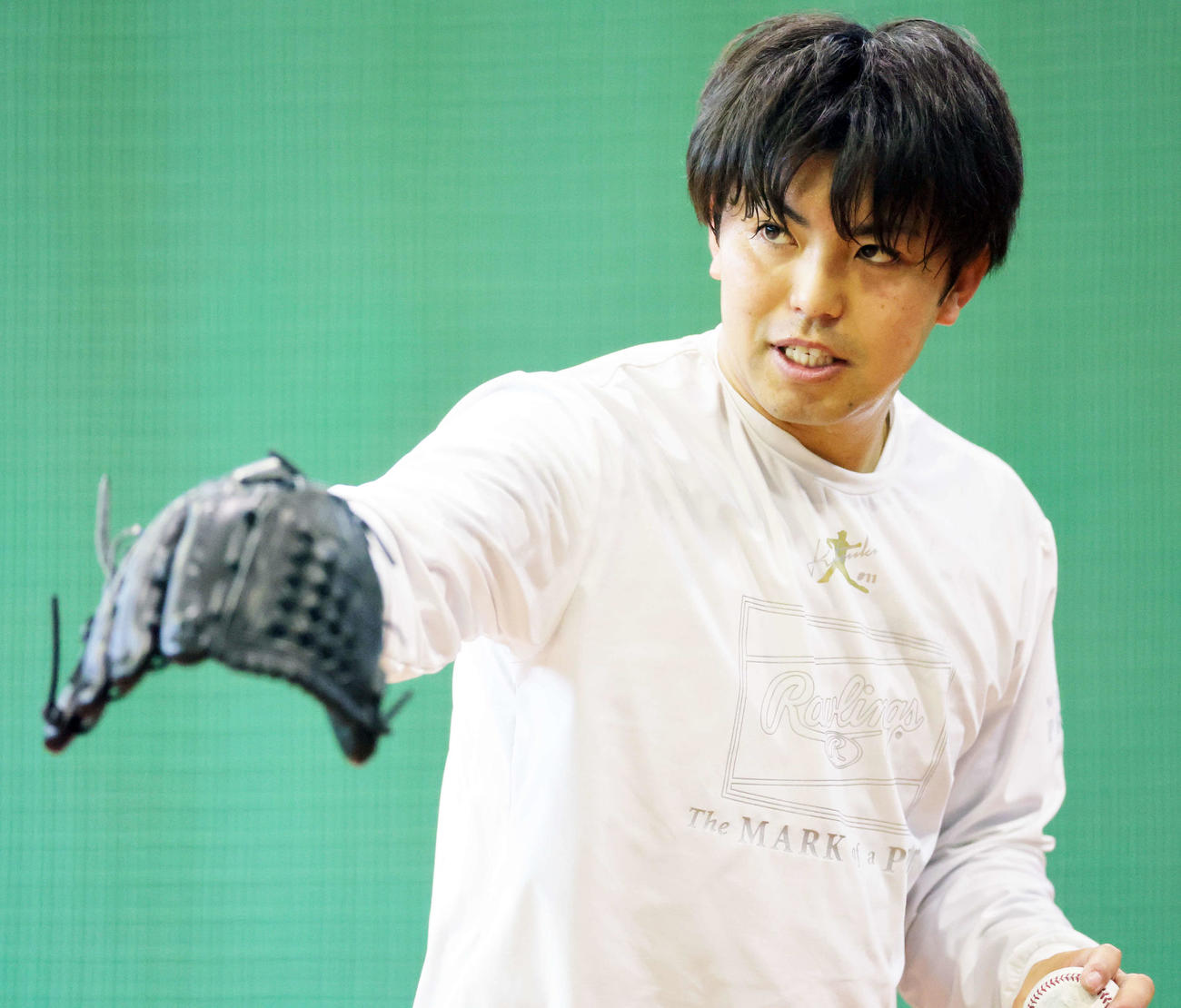 自主トレを公開しブルペンで投球するDeNA東（撮影・野上伸悟）