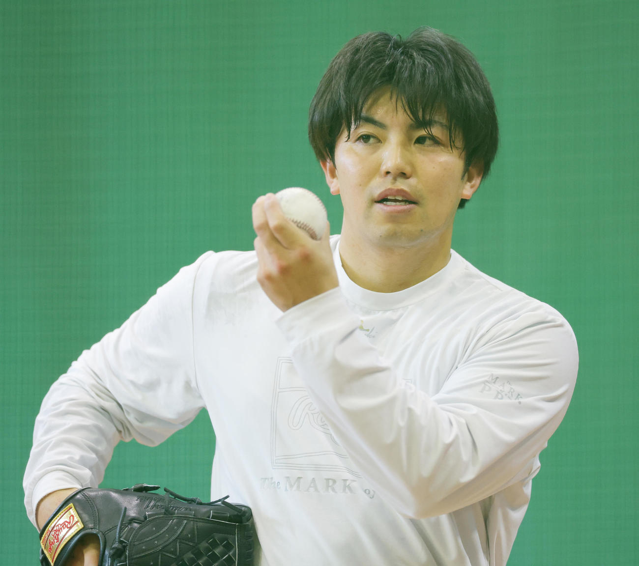 自主トレを公開しブルペンで投球するDeNA東（撮影・野上伸悟）