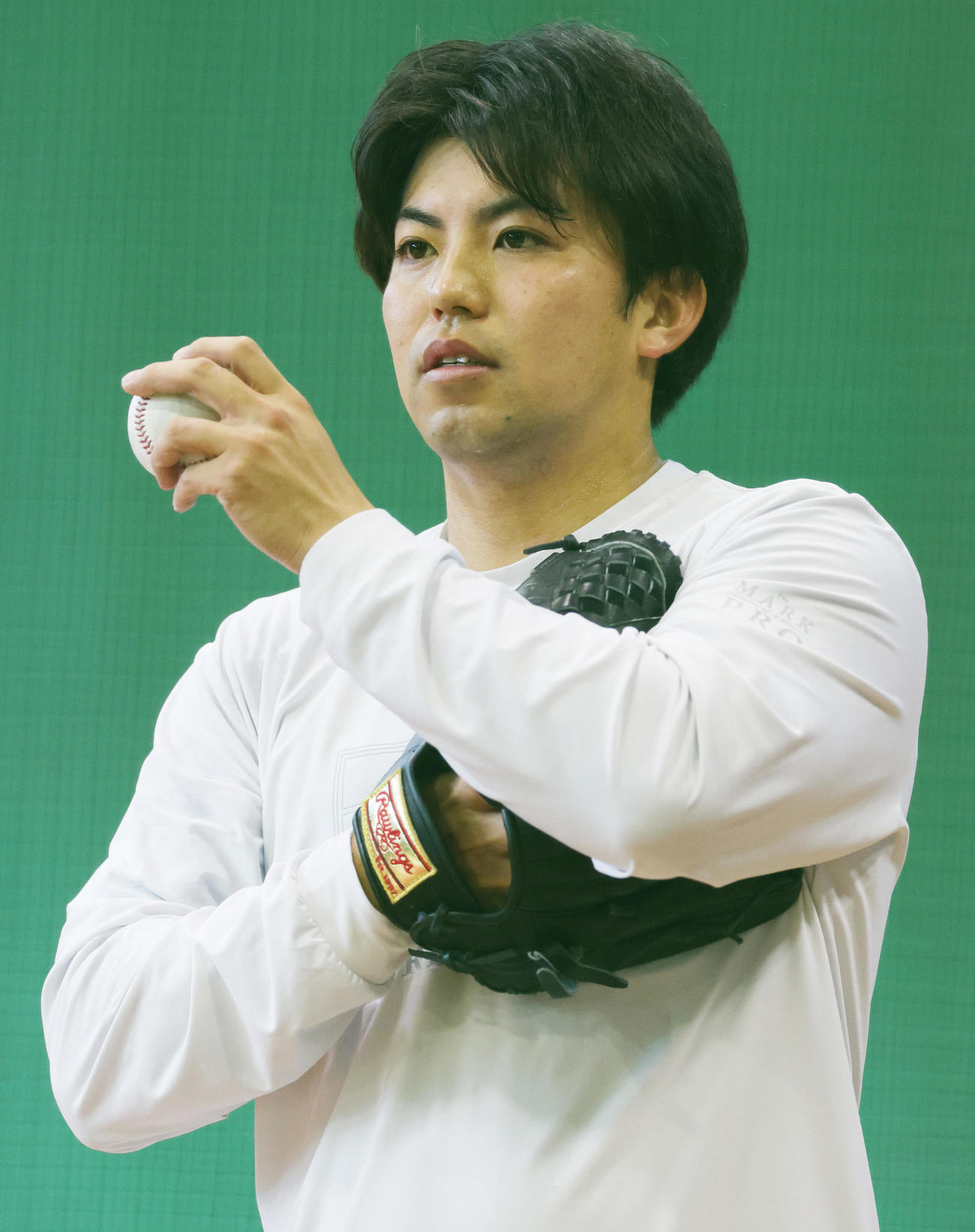 自主トレを公開しブルペンで投球するDeNA東（撮影・野上伸悟）