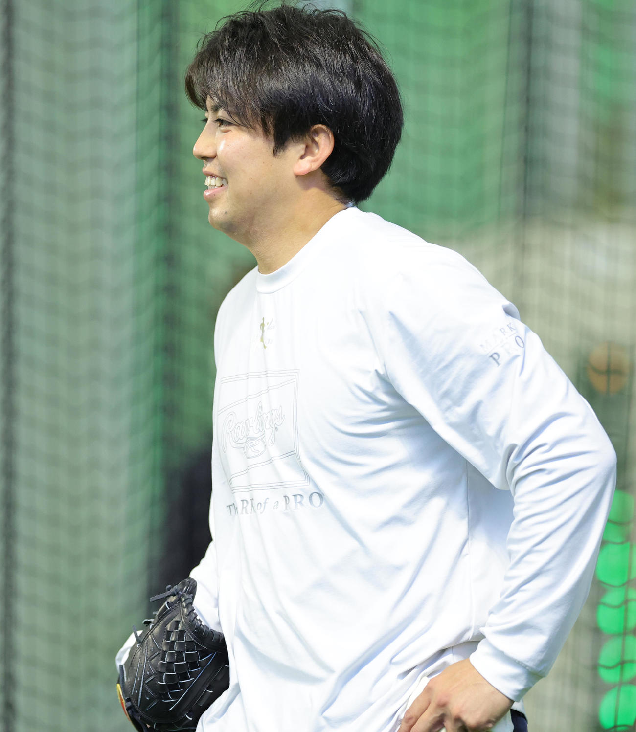 自主トレを公開し笑顔を見せるDeNA東（撮影・野上伸悟）