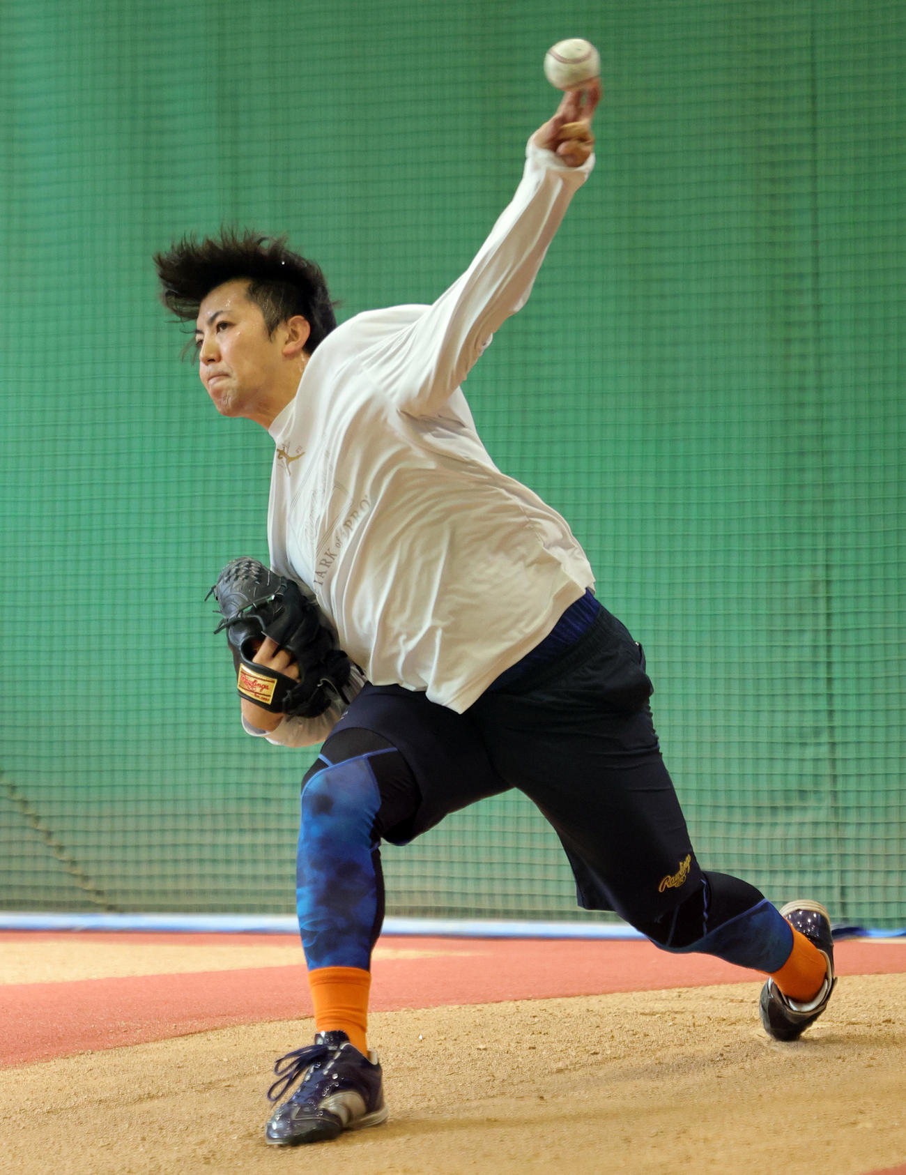 自主トレを公開しブルペンで投球するDeNA東（撮影・野上伸悟）