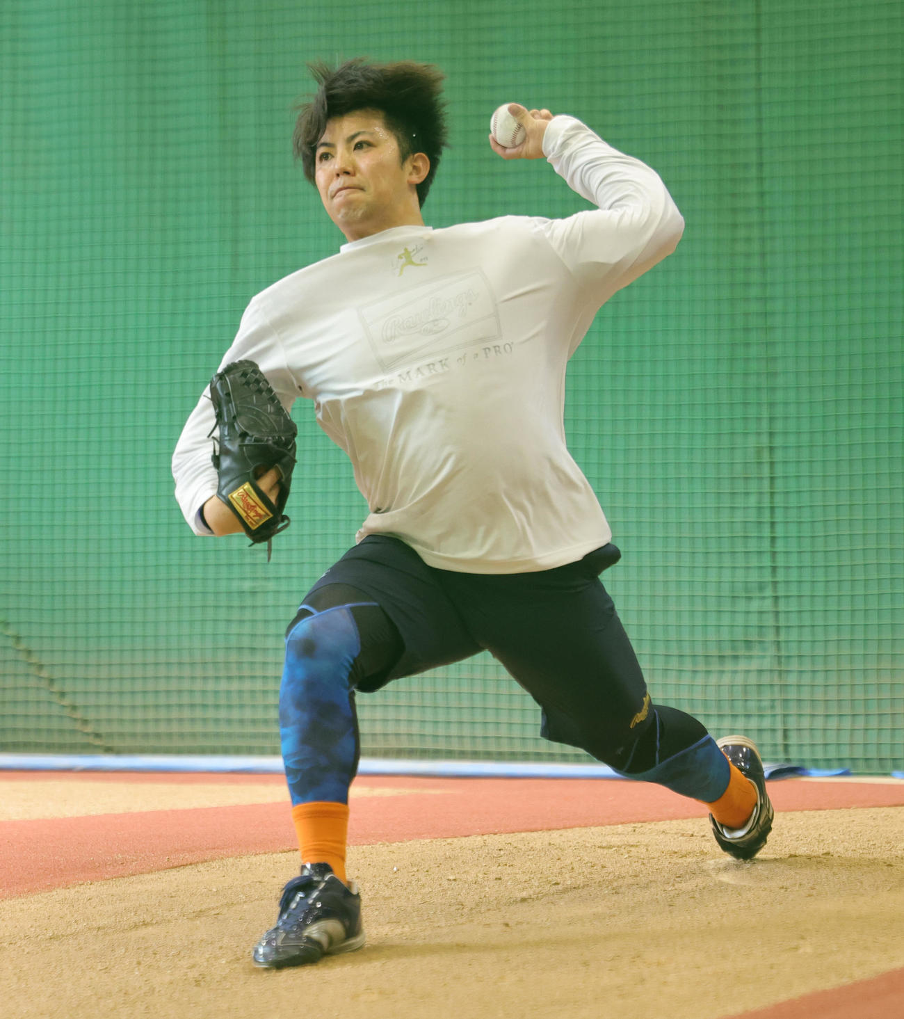 自主トレを公開しブルペンで投球するDeNA東（撮影・野上伸悟）
