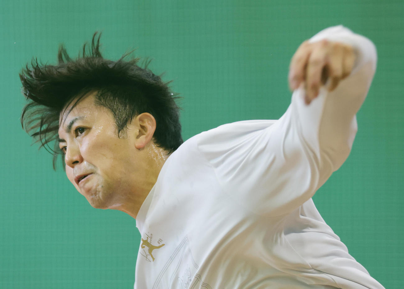 自主トレを公開しブルペンで投球するDeNA東（撮影・野上伸悟）