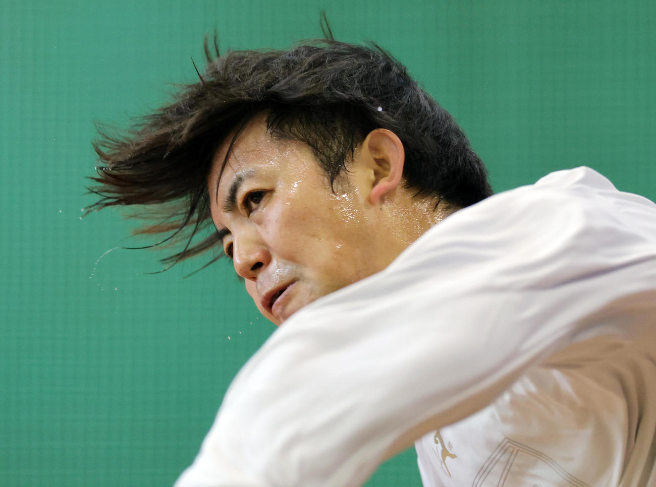 自主トレを公開しブルペンで投球するDeNA東（撮影・野上伸悟）
