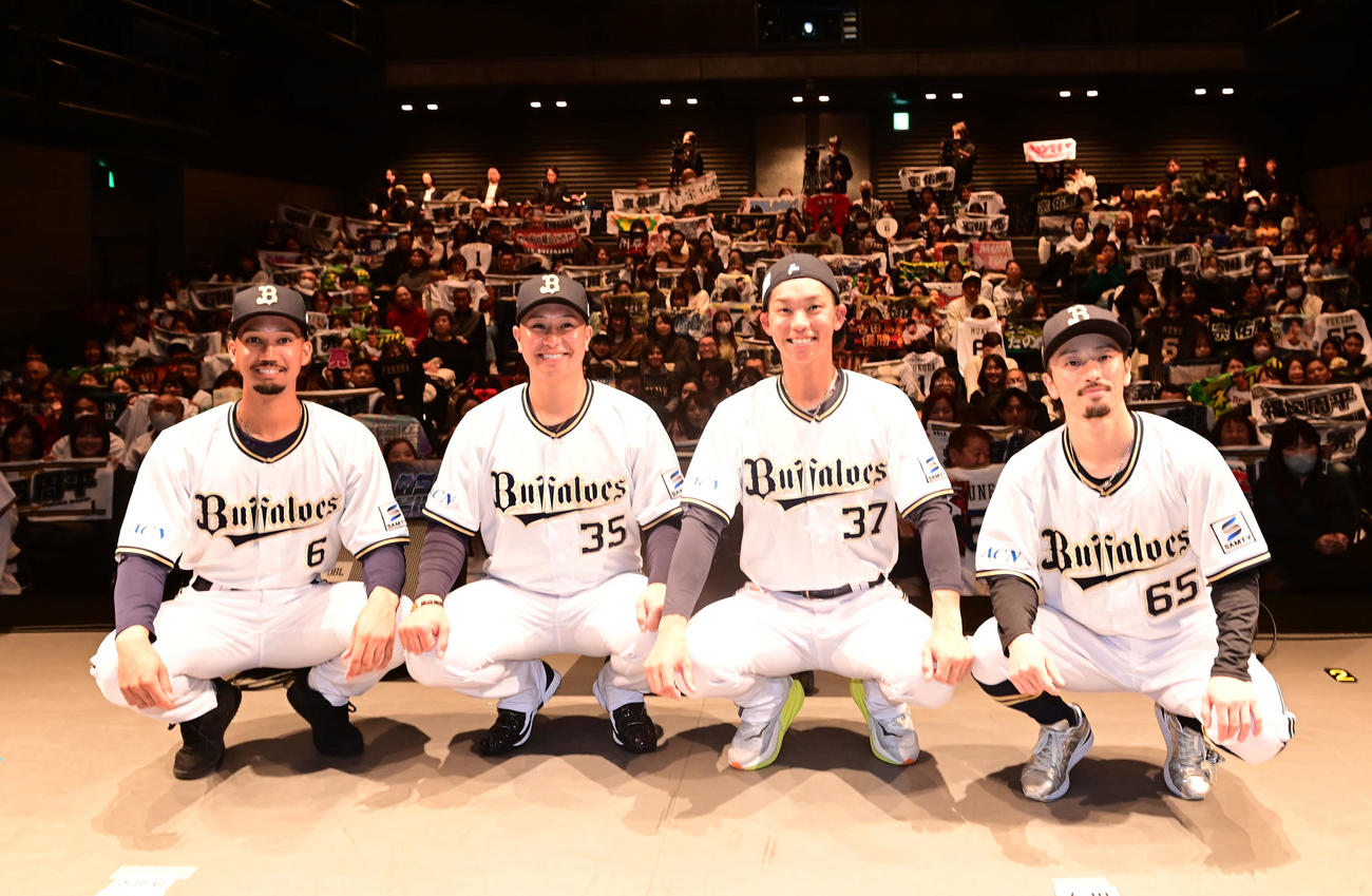 オリックスのファンミーティングに参加し記念撮影する左から宗、古田島、石川、福田（撮影・和賀正仁）