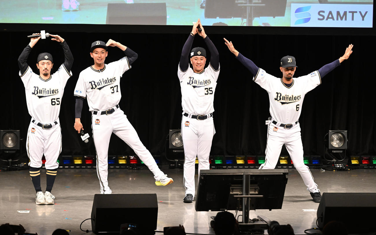 オリックスのファンミーティンが行われで人文字で「ORIX」を作る左から福田、石川、古田島、宗（撮影・和賀正仁）