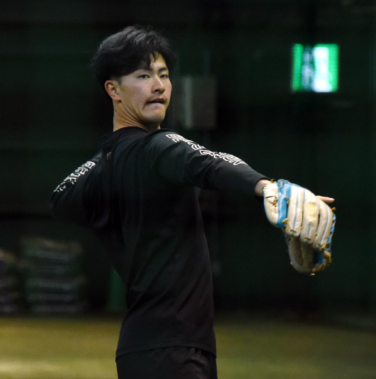 自主トレを公開した楽天古謝（撮影・山田愛斗）