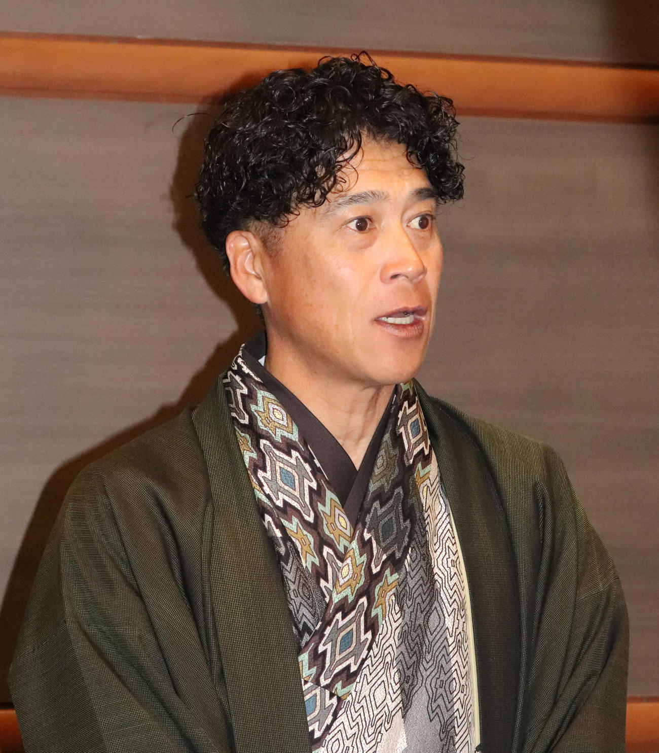 プレイボールミーティングを終え、囲み取材に応じる城島健司CBO（撮影・鬼束羽瑠菜）
