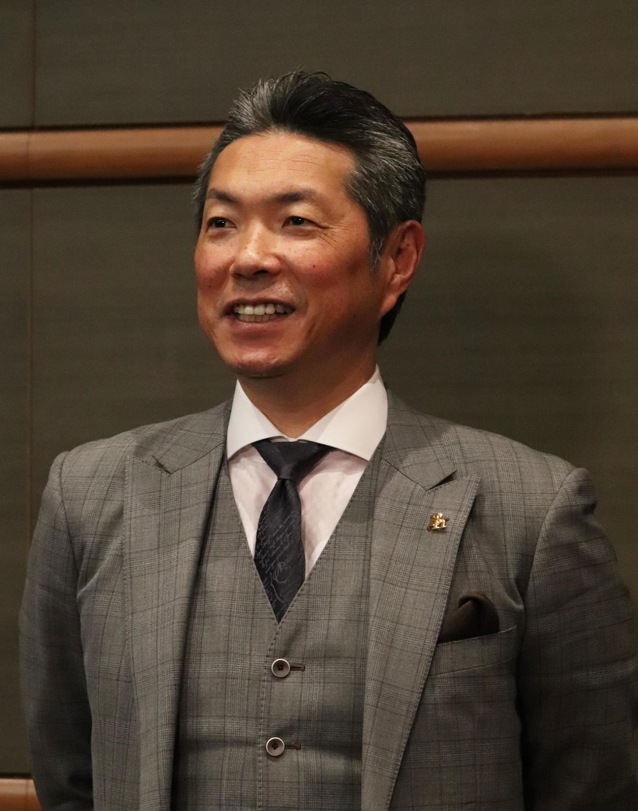プレイボールミーティングを終え、囲み取材に応じる小久保監督（撮影・鬼束羽瑠菜）
