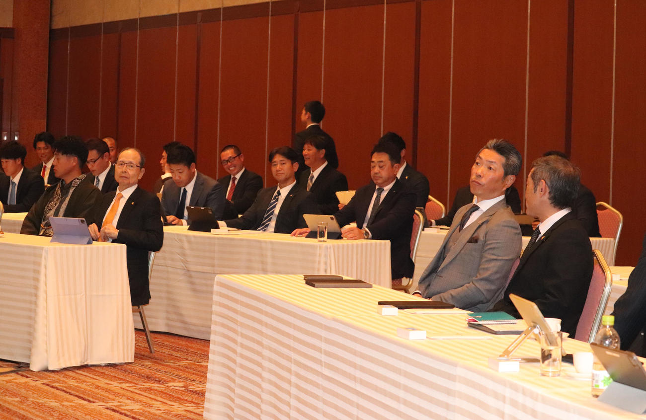 プレイボールミーティングに臨む左から、城島氏CBOと王球団会長と小久保監督（撮影・鬼束羽瑠菜）