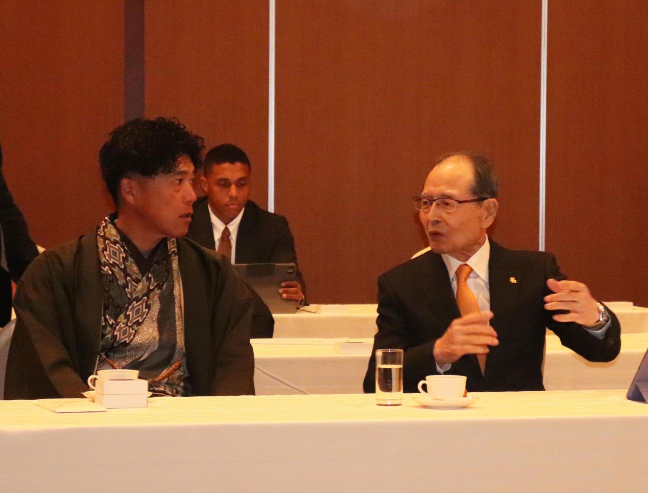 プレイボールミーティング開始前に話し込む城島CBO（左）と王球団会長（撮影・鬼束羽瑠菜）