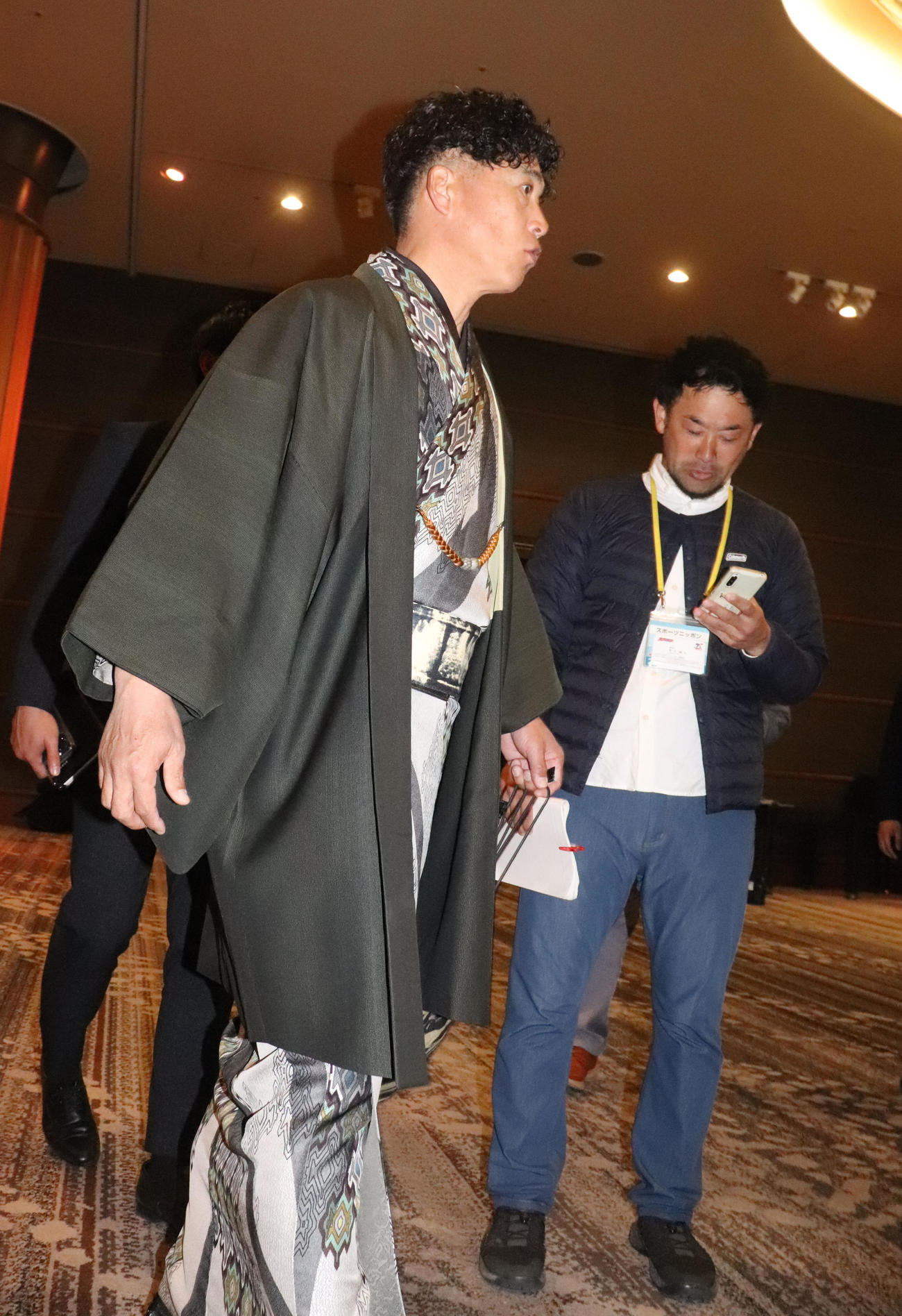 プレイボールミーティングを終え、囲み取材に応じる城島健司CBO（撮影・鬼束羽瑠菜）