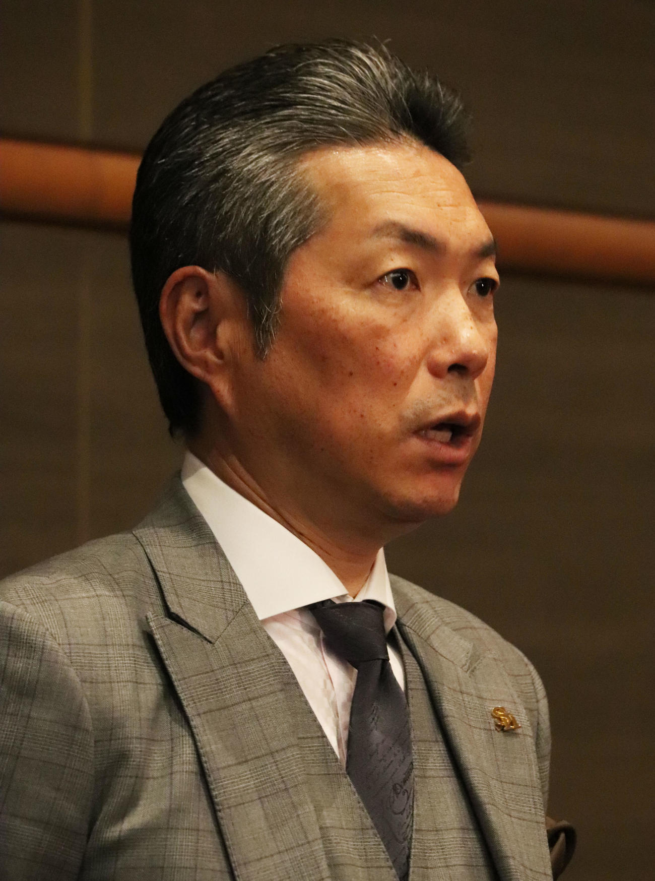 プレイボールミーティングを終え、囲み取材に応じる小久保監督（撮影・鬼束羽瑠菜）