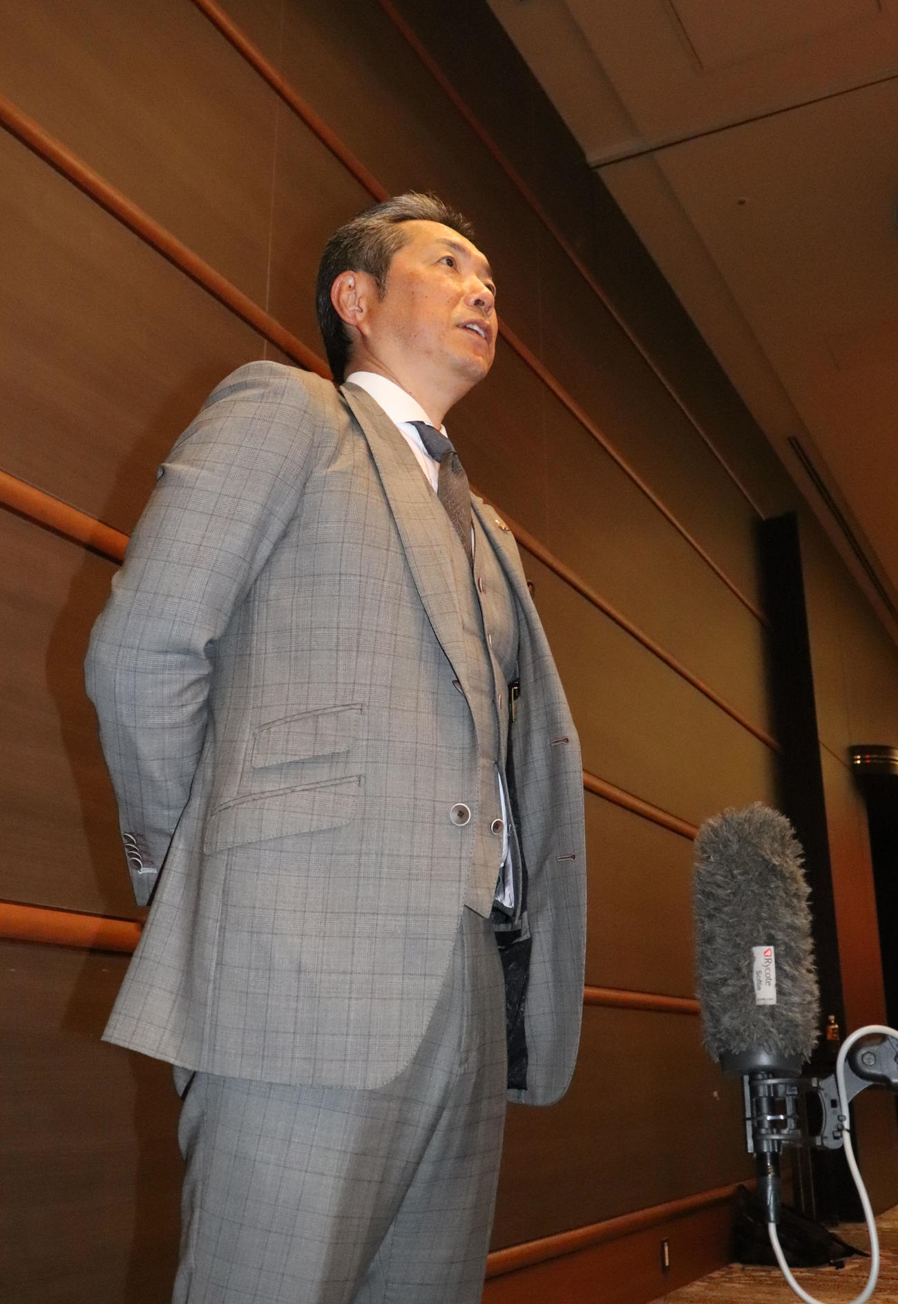 プレイボールミーティングを終え、囲み取材に応じる小久保監督（撮影・鬼束羽瑠菜）