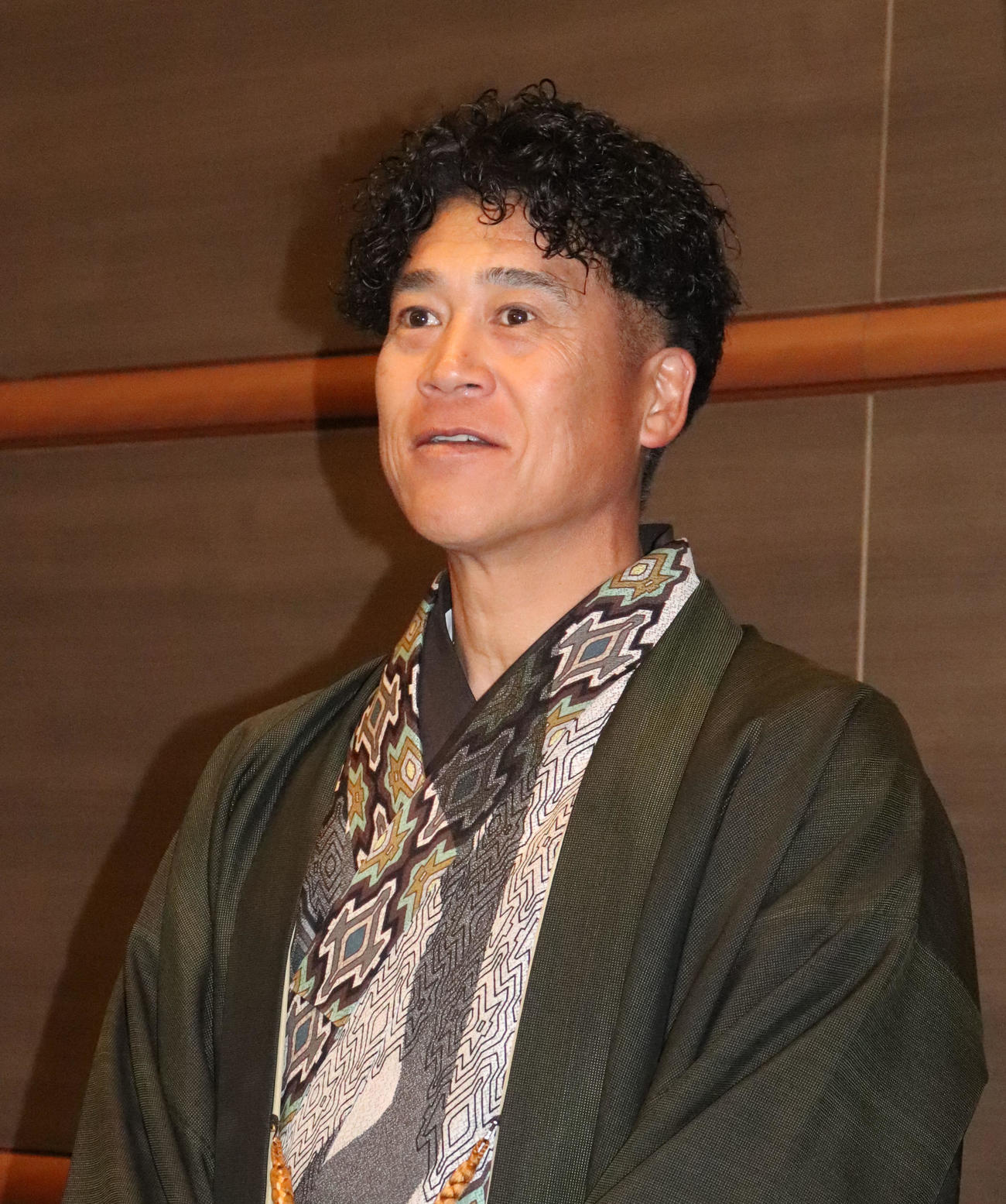 プレイボールミーティングを終え、囲み取材に応じる城島健司CBO（撮影・鬼束羽瑠菜）