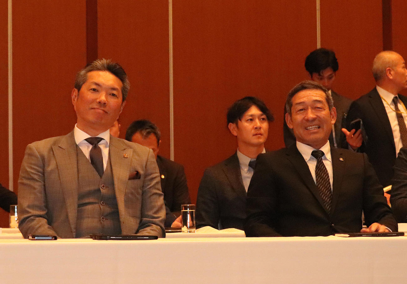 プレイボールミーティングに臨む小久保監督（左）と倉野投手コーチ（撮影・鬼束羽瑠菜）