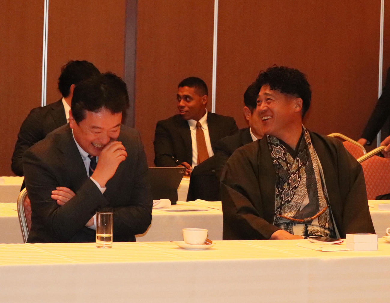 プレイボールミーティング開始前に談笑する三笠GM（左）と城島CBO（撮影・鬼束羽瑠菜）