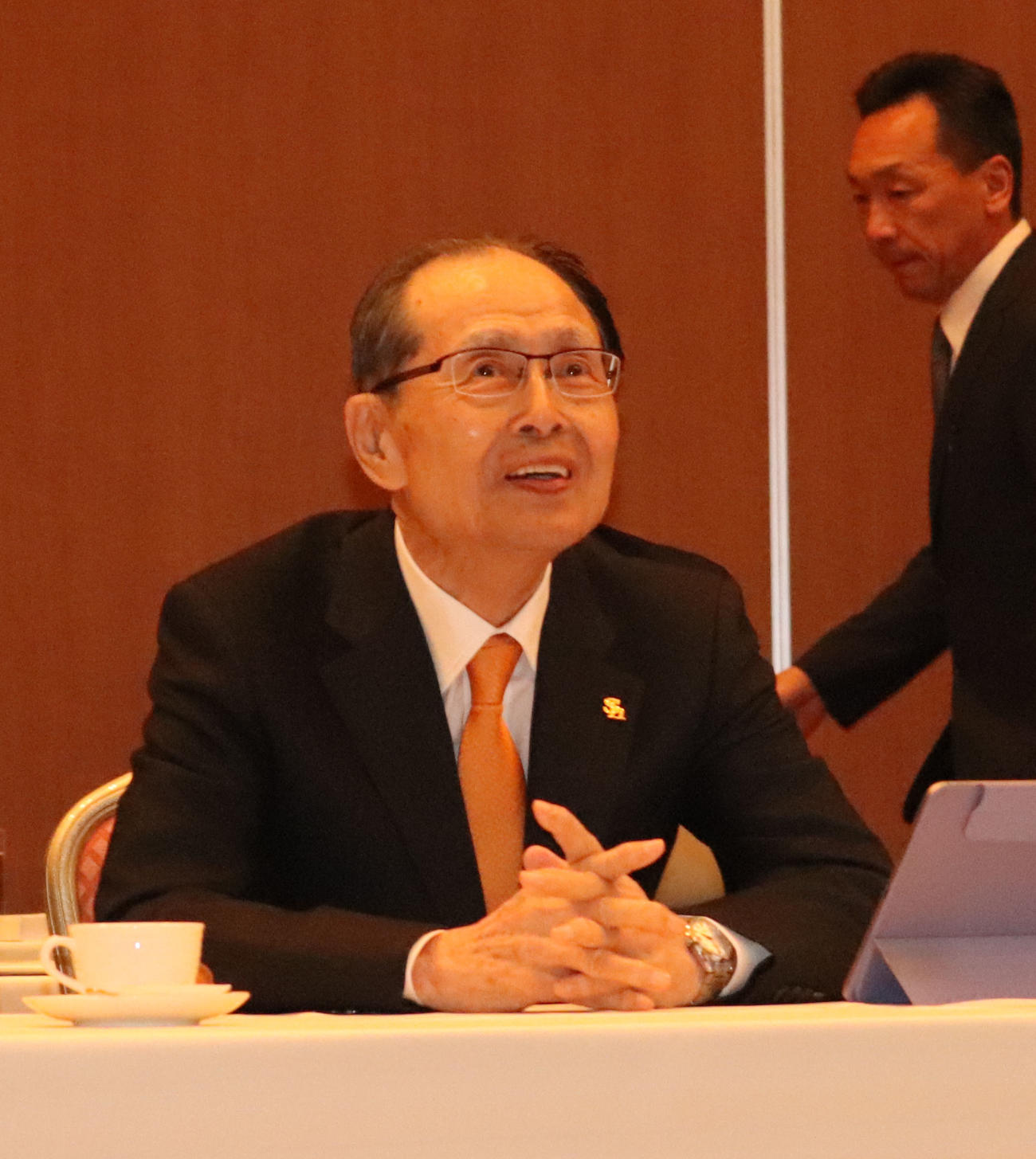 プレイボールミーティングに臨む王球団会長（撮影・鬼束羽瑠菜）