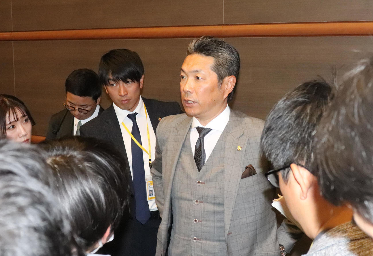 プレイボールミーティングを終え、囲み取材に応じる小久保監督（撮影・鬼束羽瑠菜）