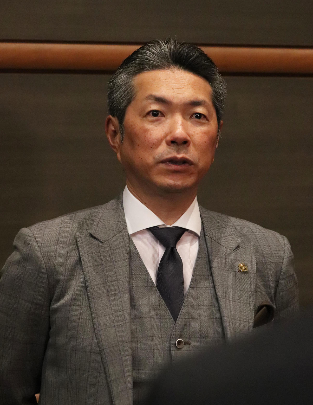 プレイボールミーティングを終え、囲み取材に応じる小久保監督（撮影・鬼束羽瑠菜）