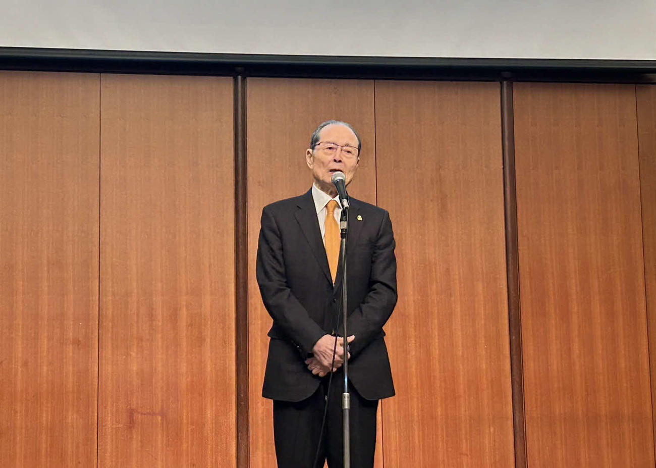 プレイボールミーティングで話をする王球団会長（球団提供）