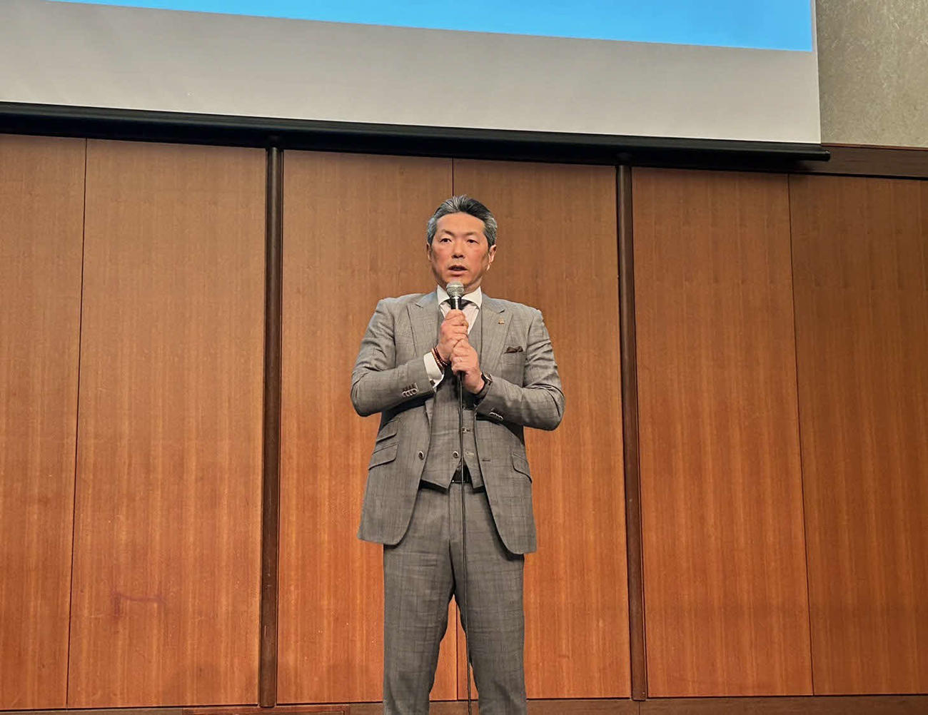 プレイボールミーティングで話をする小久保監督（球団提供）