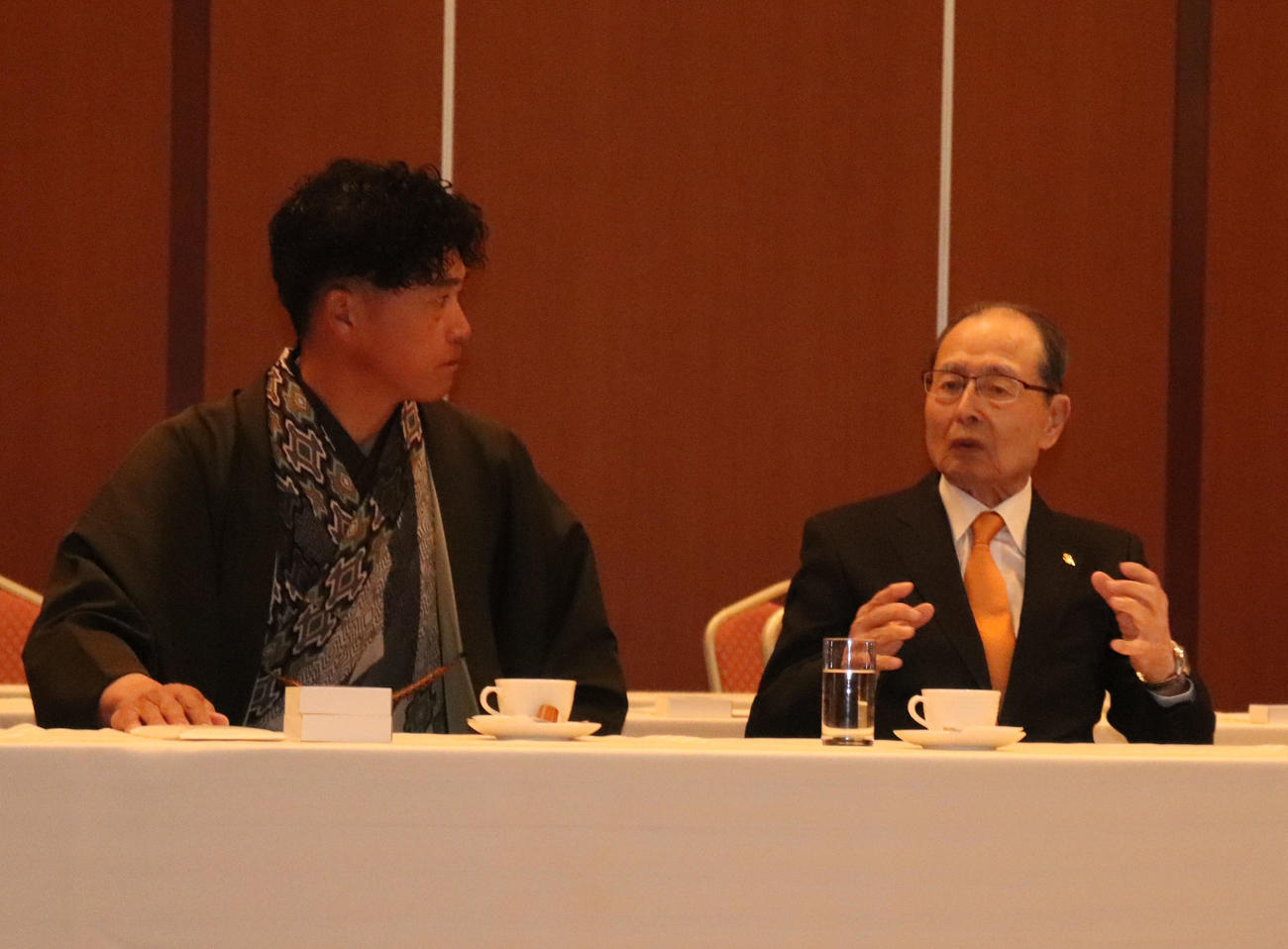 プレイボールミーティング開始前に話し込む城島CBO（左）と王球団会長（撮影・鬼束羽瑠菜）