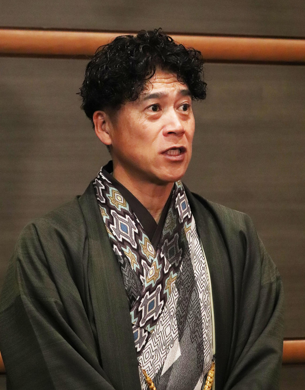 プレイボールミーティングを終え、囲み取材に応じる城島健司CBO（撮影・鬼束羽瑠菜）