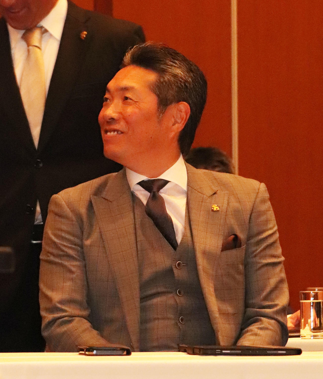 プレイボールミーティング前に笑顔をみせる小久保監督（撮影・鬼束羽瑠菜）