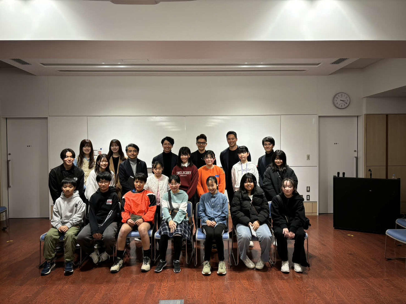 プロジェクト説明会で子どもたちと記念撮影。3列目左3番目から野村大祐芦屋市教育委員長、阪神近本光司、センス・トラストの今中康仁社長、LINKUP石井僚介代表理事、高島崚輔市長（撮影・山崎健太）
