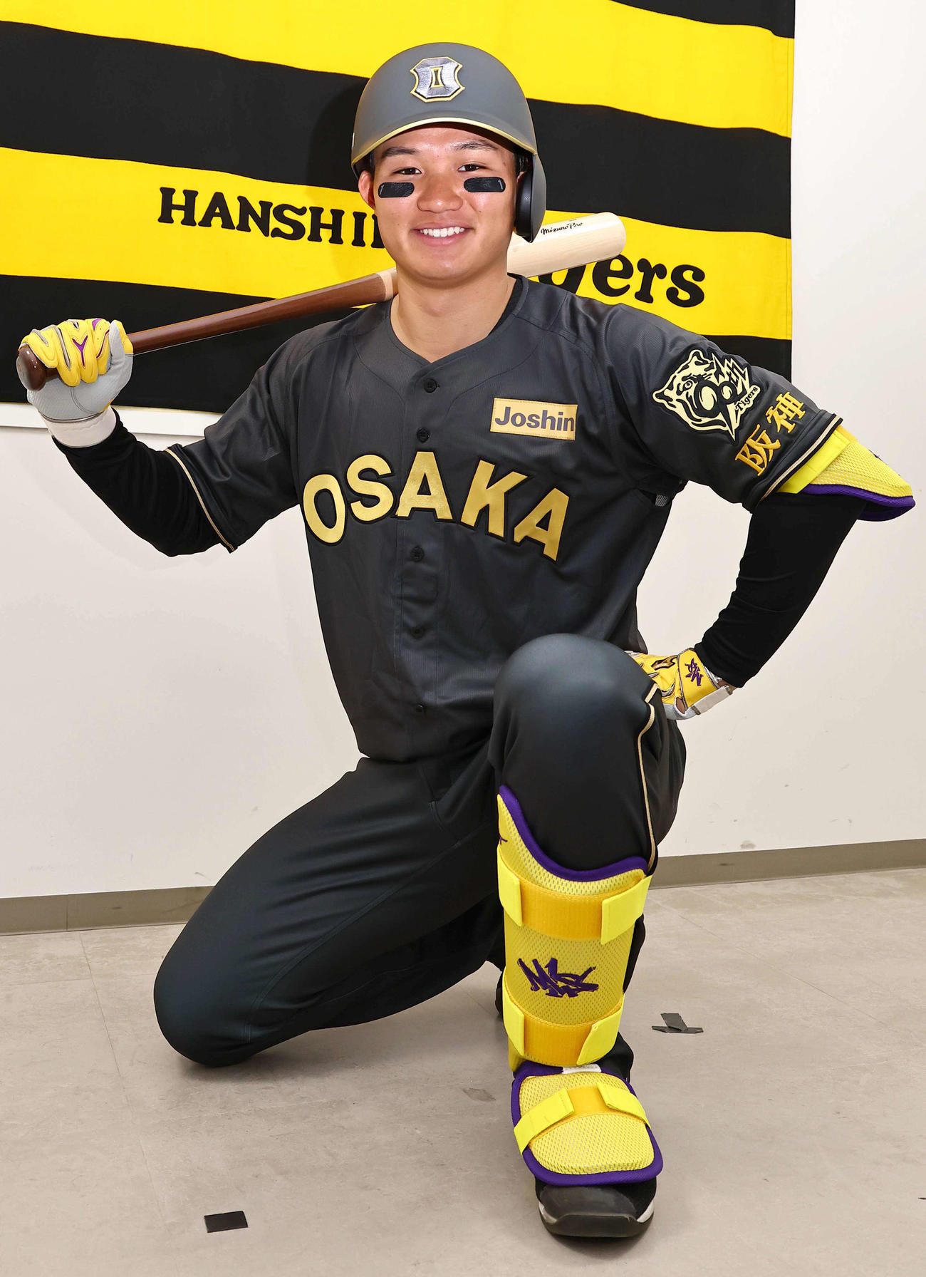 阪神森下はブラックダイナマイトシリーズのユニホームを披露する（撮影・上田博志）