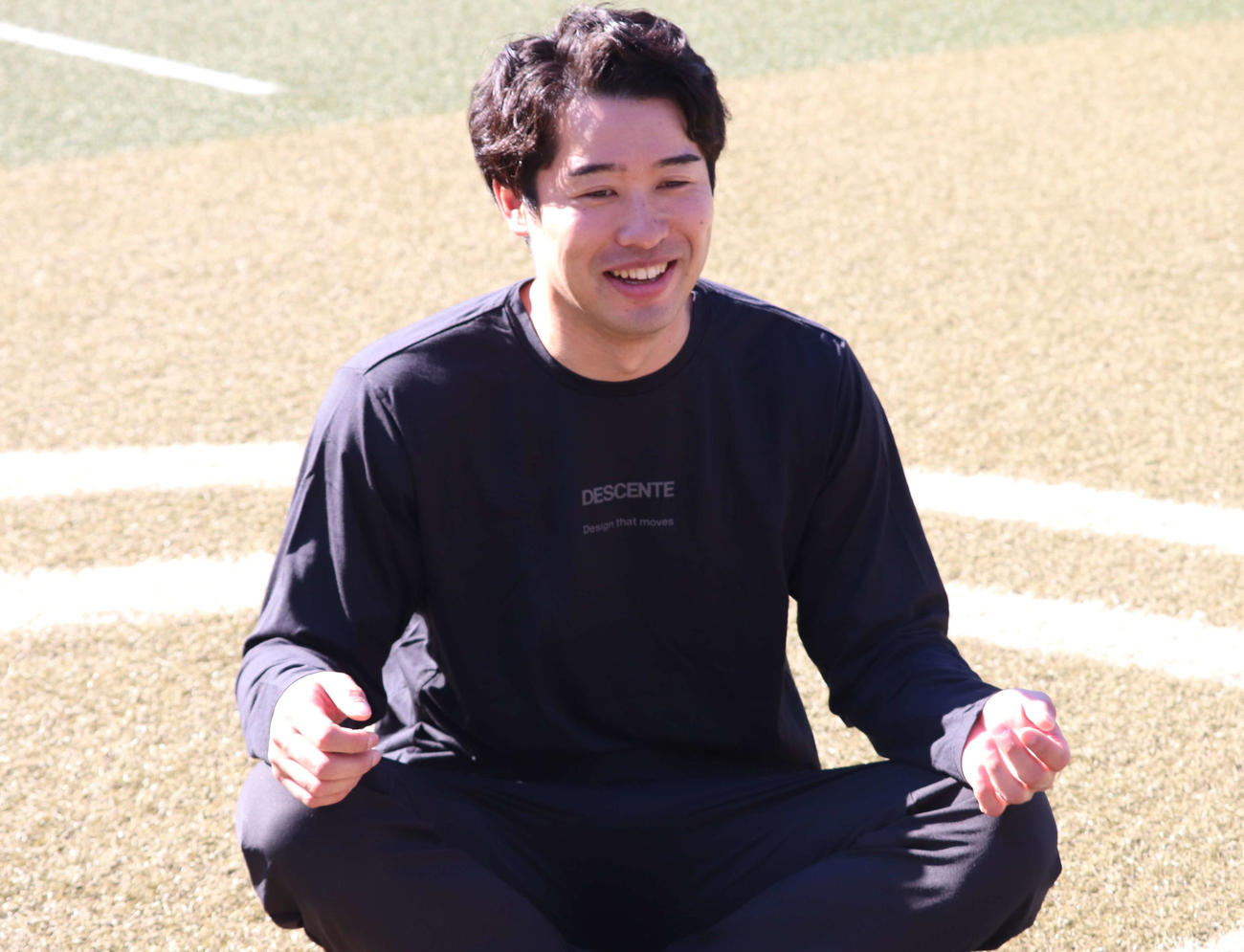 自主トレを公開し笑顔で瞑想（めいそう）のポーズを取るロッテ種市（撮影・佐瀬百合子）