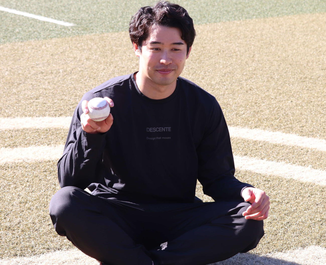 自主トレを公開し笑顔で得意球フォークボールの握りを見せるロッテ種市（撮影・佐瀬百合子）