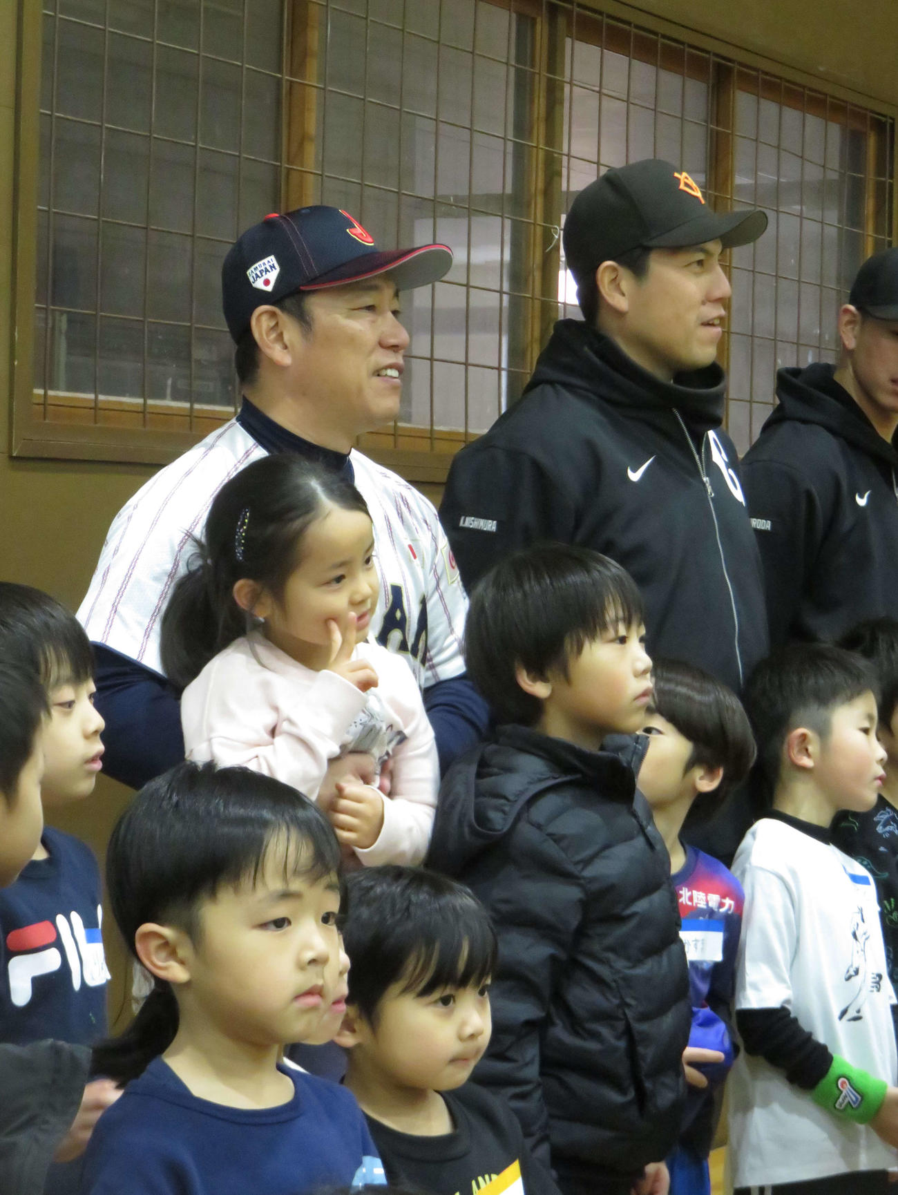 野球教室に参加した子どもたちと記念撮影する侍ジャパン井端監督（奥左）