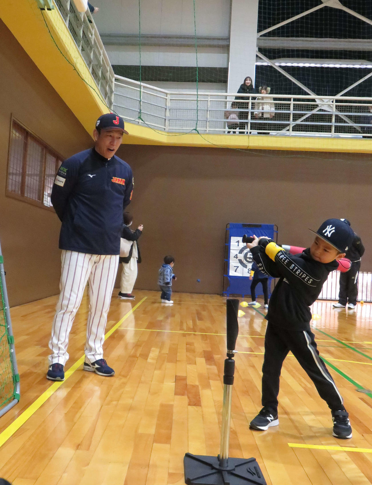 野球教室に参加した子どもに声を掛ける侍ジャパン井端監督（奥左）