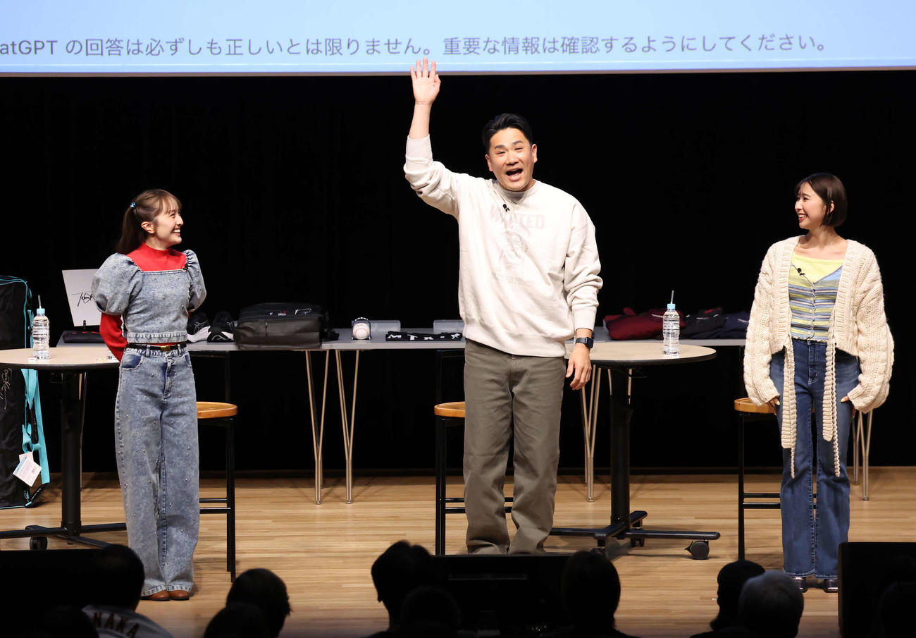 チャットGPTが考えたアイドル風の自己紹介をする田中将大（撮影・丹羽敏通）