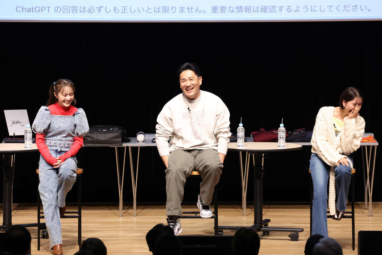 チャットGPTが考えたアイドル風の自己紹介に笑う田中将大（撮影・丹羽敏通）