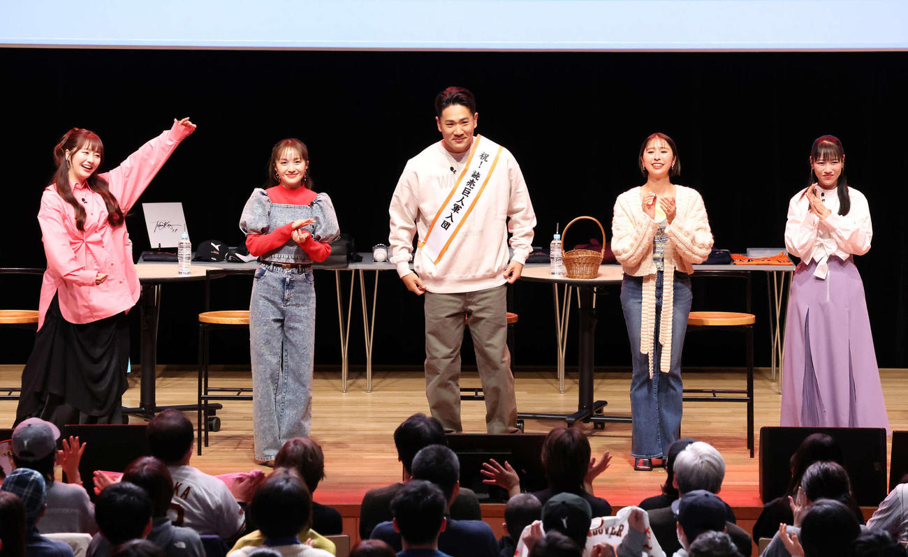 田中将大ファンミーティング「マー君ROOM2025」でゲストのももいろクローバーZの呼び込みで登壇した田中将大（撮影・丹羽敏通）