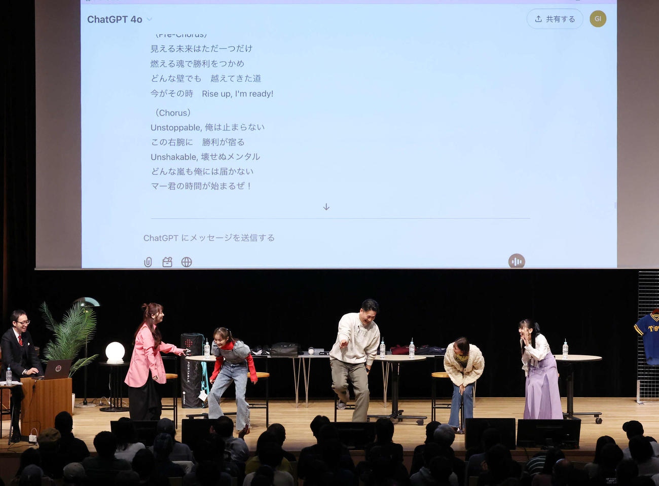 チャットGPTが作ったマー君の登場曲に大笑いする田中将大（撮影・丹羽敏通）