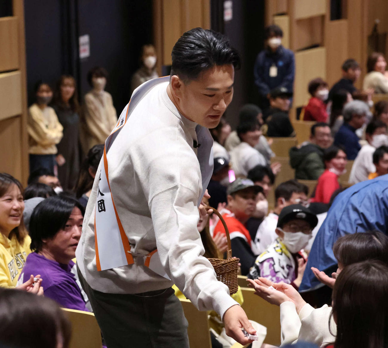 お菓子を配りながらステージへ向かう田中将大（撮影・丹羽敏通）