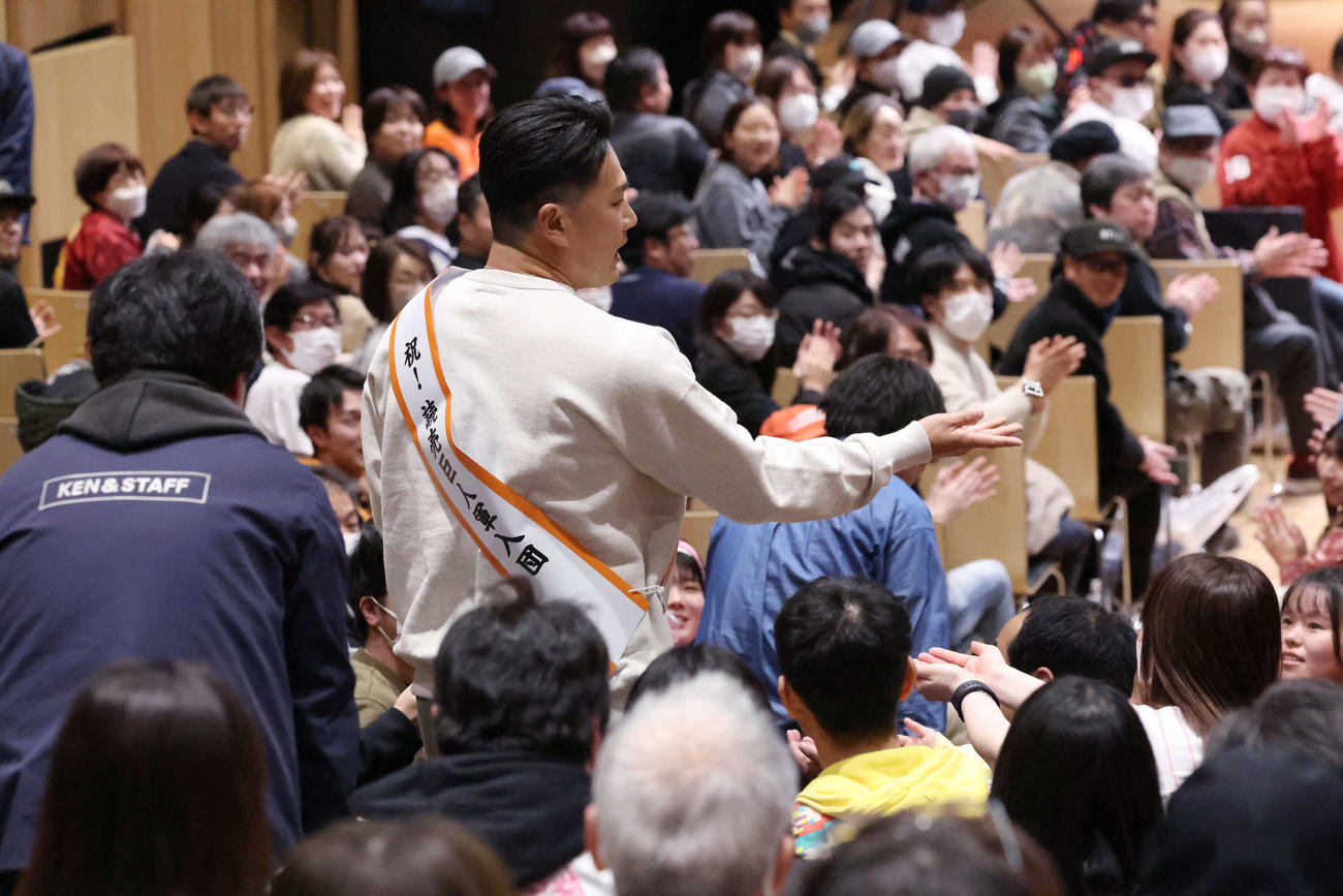 お菓子を配りながらステージへ向かう田中将大（撮影・丹羽敏通）