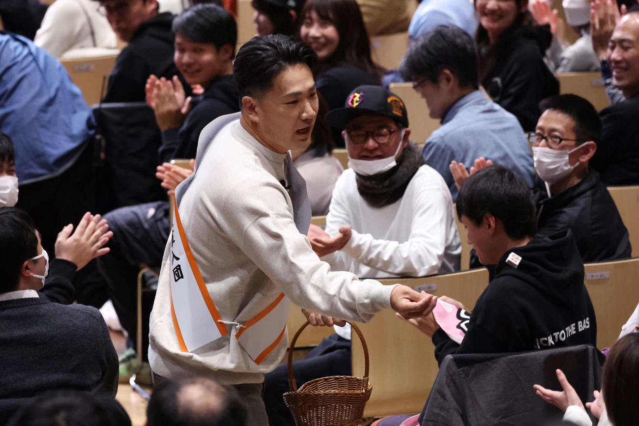 お菓子を配りながらステージへ向かう巨人田中将（撮影・丹羽敏通）