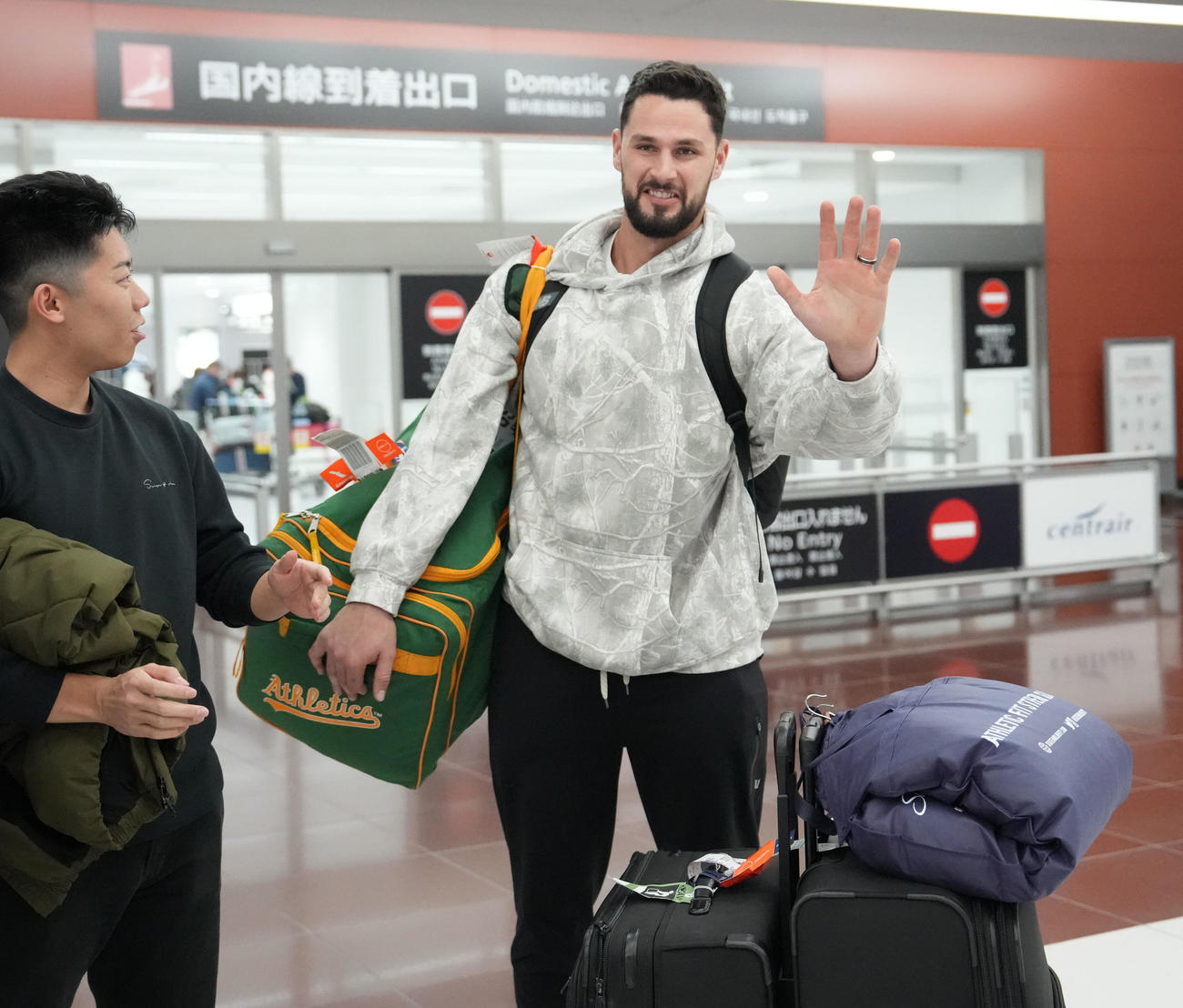 日本に到着した中日入団の新外国人マラー投手（右）（撮影・森本幸一）