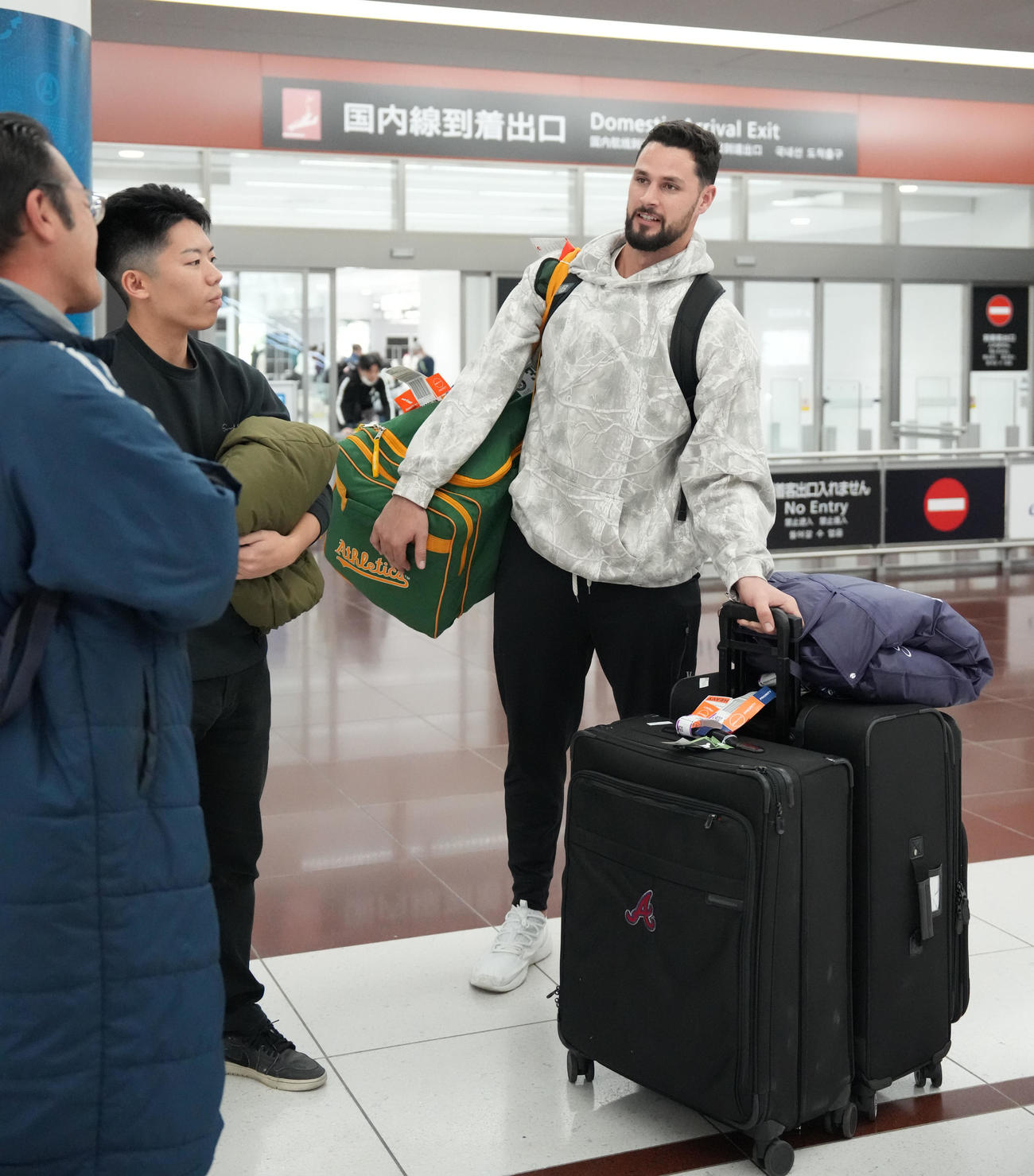 日本に到着した中日入団の新外国人マラー投手（右）（撮影・森本幸一）