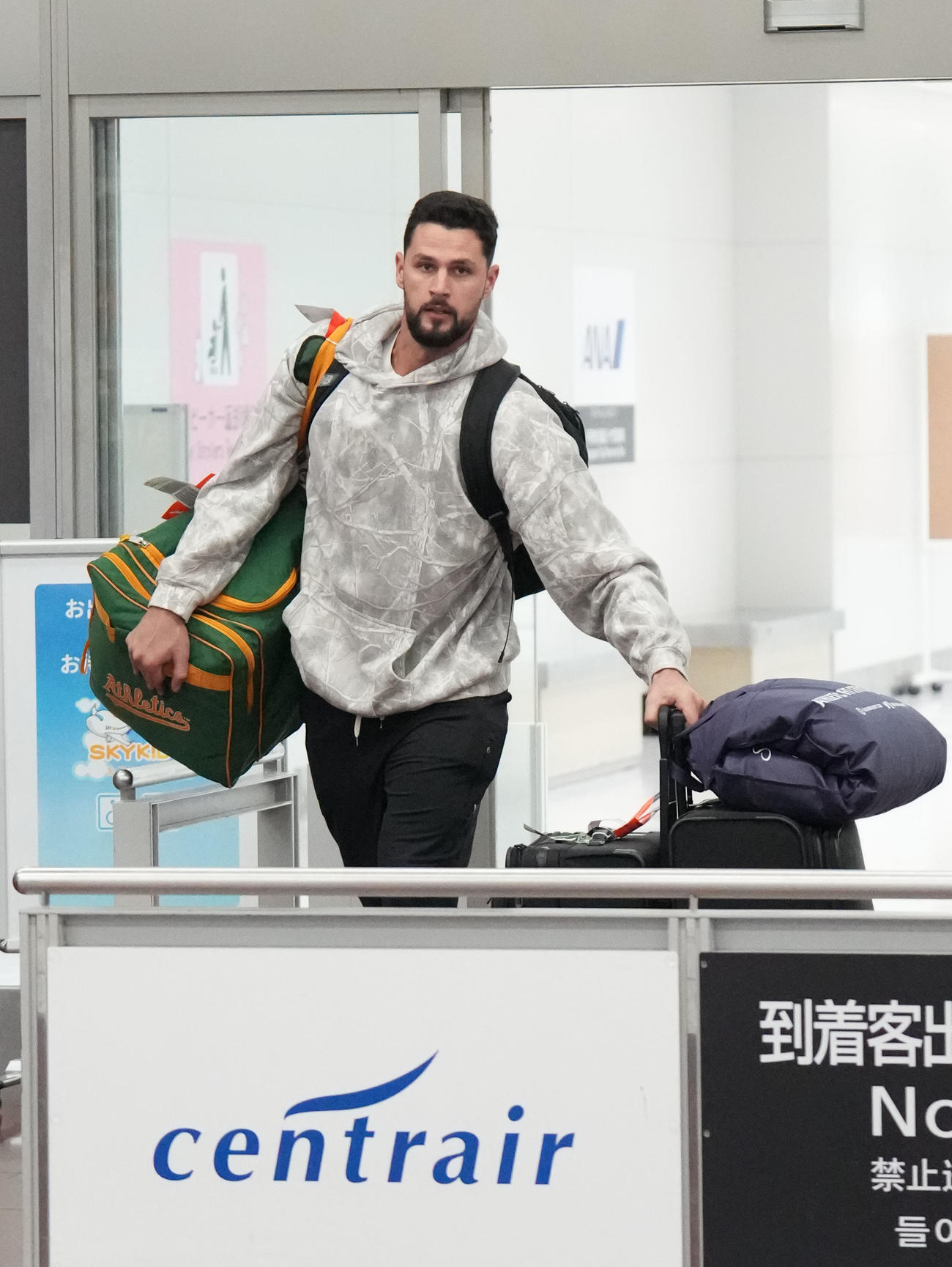 日本に到着した中日入団の新外国人マラー投手（撮影・森本幸一）