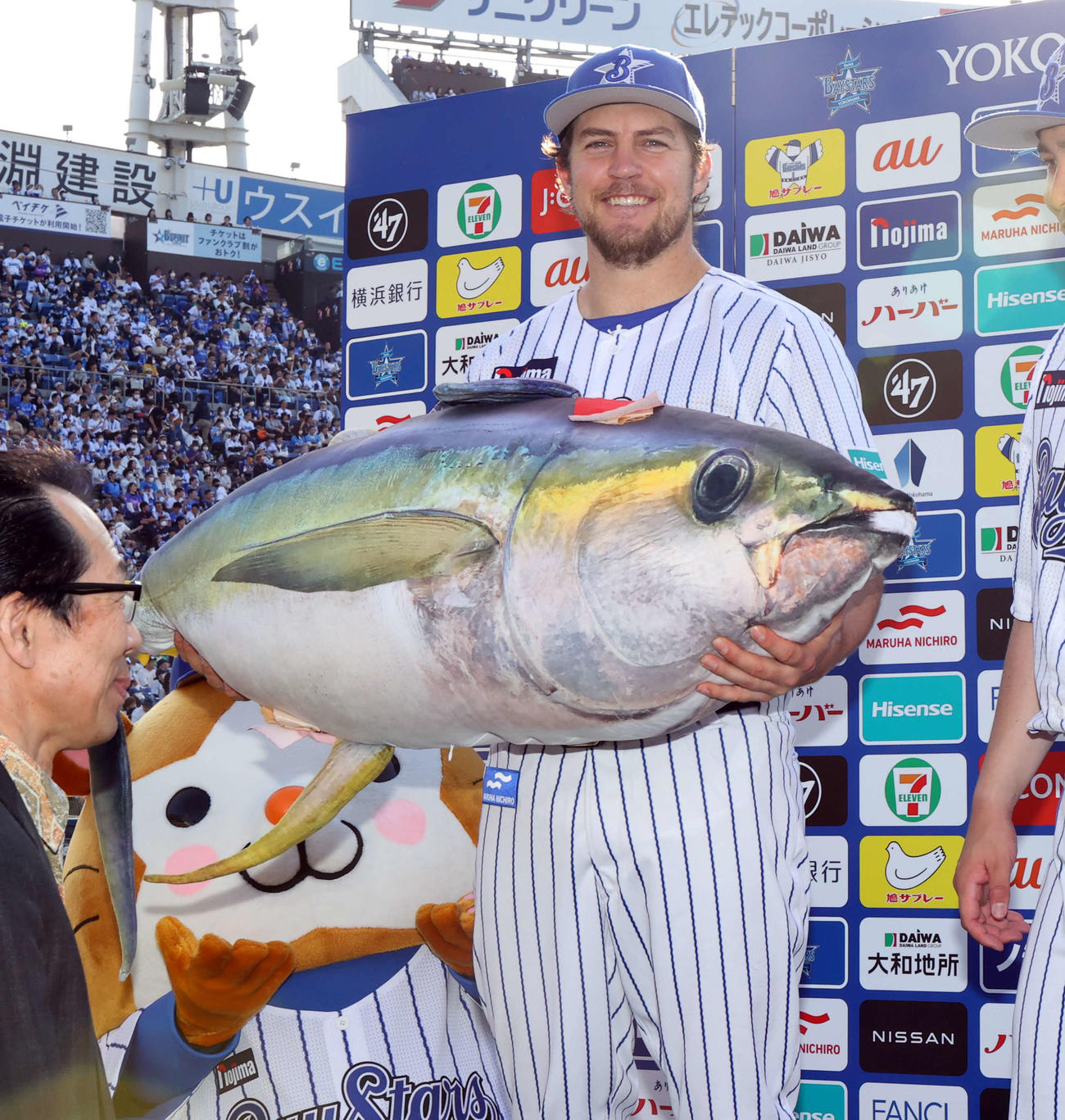 23年6月、DeNA対西武　ヒーローインタビュー後、マグロのぬいぐるみを渡され笑顔のバウアー